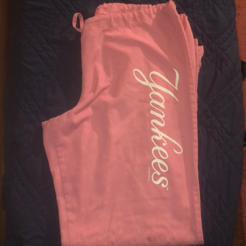 ⭐️ FREE⭐️YANKEES scrub pants WITH A purchase